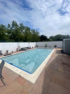 Super House with Large Pool!! 5 min from West Wittering